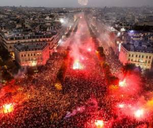 París se vio atestad de personas celebrando el triunfo del equipo de Francia en el mundial de Rusia 2018. Foto: Agencia AFP