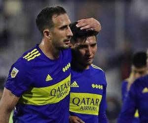 El defensor de Boca Juniors Carlos Izquierdoz y el mediocampista Aaron Molinas reaccionan al final del partido de la Liga de Fútbol Profesional Argentino contra Vélez Sarsfield en el estadio José Amalfitani de Buenos Aires.