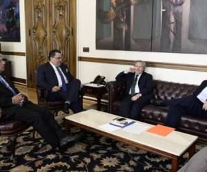 Leonidas Rosa, Luis Almagro, Arturo Corrales y funcionarios de la OEA durante la reunión ayer en Washington, Estados Unidos.