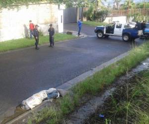 El cuerpo fue abandonado en la calle que comunica a la UPI en el barrio La Granja. (Foto: Estalin Irías)