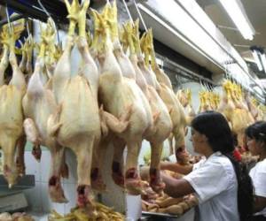 Inicialmente las inspecciones de la Dirección General de Protección al Consumidor estarán verificando únicamente el pollo. Foto Twitter SDE