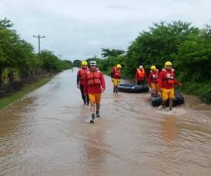 Las autoridades realizan trabajos de búsqueda para encontrar a las personas desaparecidas por las lluvias. Foto: EL HERALDO