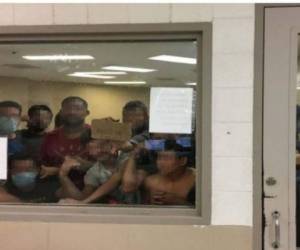 Esta imagen publicada en un informe el 2 de julio de 2019 por el Inspector General (OIG) del Departamento de Seguridad Nacional (DHS) de los Estados Unidos muestra a las familias de migrantes que están abarrotadas en las instalaciones de la Patrulla Fronteriza el 11 de junio de 2019 en McAllen, Texas. Foto: Agencia AFP.