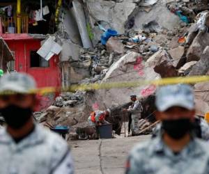 Elementos de la Guardia Nacional trabajan en el lugar de un deslave en un vecindario ubicado en las laderas de un cerro en Tlalnepantla, el sábado 11 de septiembre de 2021, a las afueras de la Ciudad de México. Foto: AP
