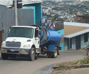 El suministro mediante cisternas se mantiene como una de las principales alternativas para miles de capitalinos afectados por el racionamiento de agua potable.