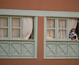 Una mujer de 99 años, residente de uno de esos centros, y un hombre de 76, de otro, fallecieron en las últimas horas, según las autoridades regionales de Madrid. AFP.