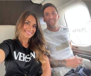 En la imagen se puede ver a los dos bastante felices sentados en el avión rumbo a París.