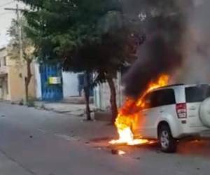 Una camioneta particular fue incendiada en medio de la protesta.
