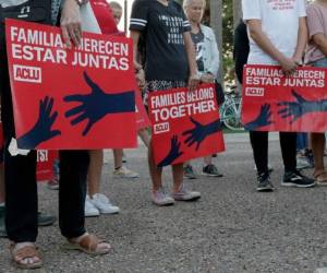 En esta foto del 30 de junio de 2019, manifestantes de la separación de familias en la frontera. EEUU-México, en el parque Alice Hope Wilson en Brownsville, Texas.
