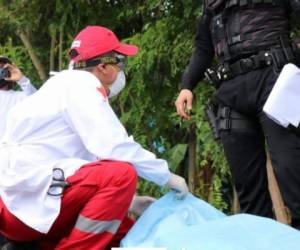 Paramédicos de la Cruz Roja llegaron al lugar para brindarle atención, pero el hondureño no resistió y falleció en el lugar. Foto: Cortesía Cruz Roja Guatemalteca.