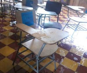Las aulas del CEB Álvaro Contreras amanecieron inundadas. Foto: Cortesía CEB.