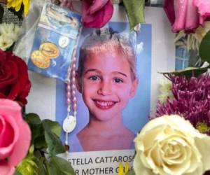 Compañeros del bombero y vecinos del sector elaboraron un altar con la fotografía de la pequeña Stella. Foto: AFP