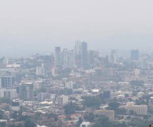 El incendio fue controlado por los bomberos, pero dejó una densa nube de humo en las áreas aledañas.