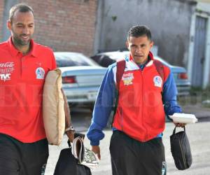 Fabio de Souza y Roger Rojas caminan antes de tomar el autobús rumbo a Olanchito. Foto: Juan Salgado / Grupo Opsa.
