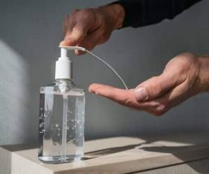 Las autoridades sanitarias también piden evitar los desinfectantes de manos que sustituyen el alcohol por cloruro de benzalconio.