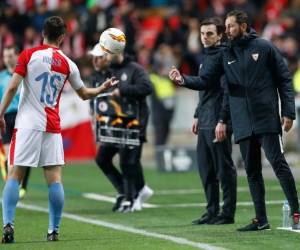 El técnico del Sevilla Pablo Machín (derecha) le pasa el balón a Ondrej Kudela del Slavia Praga en el partido por los octavos de final de la Liga Europa en Praga, el jueves 14 de marzo de 2019. (AP Foto/Petr David Josek)