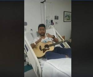 El cantanta Alex Campos aún se encuentra hospitalizado en Colombia.
