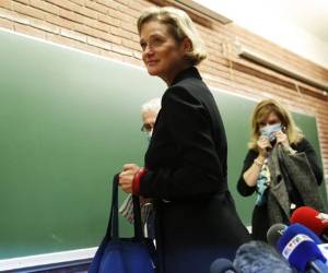 La escultora Delphine Boel da una conferencia de prensa en Bruselas. Delphine Boel se ha reunido con su padre, el ex rey Alberto II. (AP Foto/Francisco Seco, File)