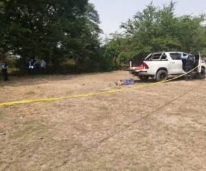 Al lado de este vehículo quedaron los cuerpos de las tres víctimas.