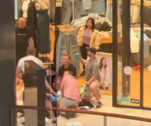 En la imagen se puede observar a los mismos clientes del centro comercial ayudar a los heridos.