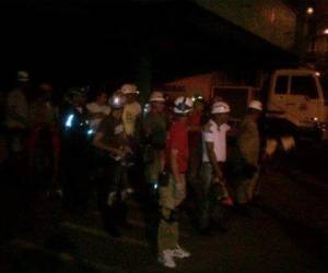 Los bomberos de La Ceiba trabajando en horas de la noche tras el corte del servicio eléctrico.