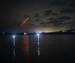 Explosiones iluminan el cielo de Jerusalén tras la tercera oleada de misiles iraníes lanzado contra Israel.