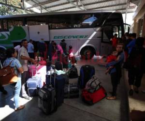 Cientos de capitalinos abandonaron la ciudad con destino a Olancho y otros puntos del país para pasar las fiestas de fin de año en familia. Fotos: Johnny Magallanes/EL HERALDO