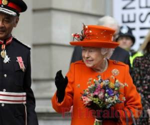 La monarca, una entendida de los medios de comunicación, estrenó la cuenta el jueves desde el Museo de Ciencia en Londres. Foto AP