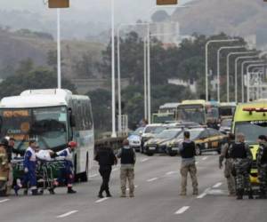 La policía intentaba negociar con el secuestrador, que según el portal G1 tenía una pistola y un bidón de gasolina, cuando se oyeron los disparos que lo abatieron, provocando aplausos de la muchedumbre de curiosos presentes en el lugar. Foto: Cortesía El Nuevo Herald.