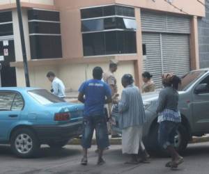 Familiares retiraron el cuerpo sin vida de la morgue capitalina. Fotos Alex Pérez| EL HERALDO