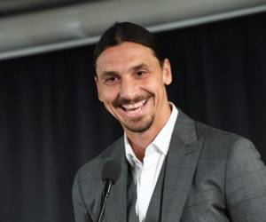 Zlatan Ibrahimovic se mostró muy feliz por la estatua que le frabicaron en Suecia. Foto:AFP