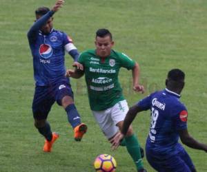 Kevin Espinoza de Marathón entre el Chino Discua y Wilmer Crisanto de Motagua. Foto: Alex Pérez / El Heraldo.