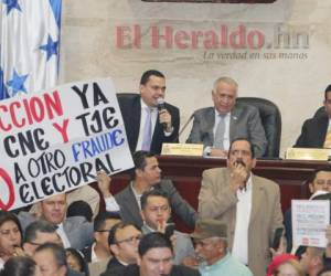 Los diputados de Libre se opusieron a la propuesta de reelegir a David Matamoros Batson en el Tribunal Supremo Electoral (TSE). Fotos: Efraín Salgado / EL HERALDO