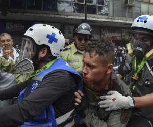 Algunos jóvenes recibieron asistencia por parte de paramédicos, mientras que otros fueron detenidos por los militares, que se desplazaban en motocicletas. Foto: AFP