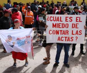Manifestantes de Libre en las afueras del CNE.