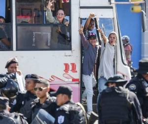 'No disparen', 'libertad', gritaban los manifestantes a los agentes que de forma violenta los rodearon en el parqueo de un centro comercial, donde se estaban agrupando para iniciar la marcha.