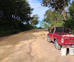 En el invierno los dueños de vehiculos tienen que reparar la carretera en los tramos menos accesibles para lograr transitar con los vehiculos pequeños.