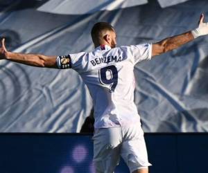 Una vez más Karim Benzema se vistió de héroe para que el Real Madrid no renuncie a sus aspiraciones de revalidar el título liguero. Foto: AFP