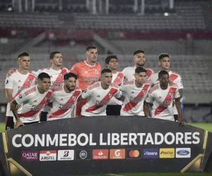 El once titular de River Plate posa previa al partido contra Binacional de Perú por la Copa Libertadores en el estadio Monumental de Buenos Aires, Argentina. Foto: Agencia AP.