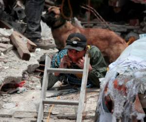 En al menos tres puntos del sur de la ciudad han detectado con tecnología de punta a personas con vida. Foto AFP
