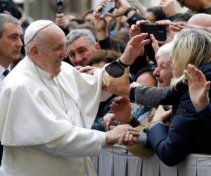 El papa Francisco saluda a los fieles en la Plaza de San Pedro en el Vaticano antes de partir después de su audiencia general semanal, el miércoles 26 de febrero de 2020. AP