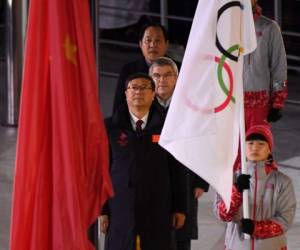 El alcalde de Pyeongchang Sim Jae-guk, el presidente del Comité Olímpico Internacional Thomas Bach y el alcalde de Beijing Chen Jining llegan para entregar la bandera olímpica durante la ceremonia de clausura de los Juegos Olímpicos de Invierno Pyeongchang 2018. Foto AFP