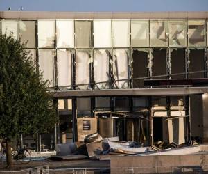 En la imagen, la entrada de la Autoridad Fiscal Danesa, dañada por una explosión delante del edificio, en Copenhague. Foto: AP.
