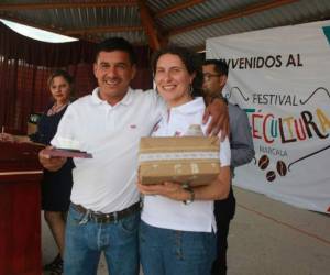 Por primera vez, el café de Marcala se comercializa a 32 dólares la libra en un evento cafetero. Don Wilberto Yánez es el ganador del primer lugar de mejor grano de oro en la categoría lavado.