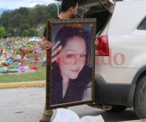 Un joven sostiene la fotografía de Estela Izaguirre, la hondureña que fue asesinada por su novio en Barcelona, España, el pasado 23 de agosto de 2018. Foto: Estalin Irías/EL HERALDO