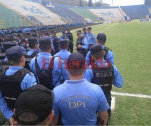 Los agentes estarán antes, durante y después del encuentro deportivo dentro y fuera del Estadio Nacional en Tegucigalpa. Foto: EL HERALDO