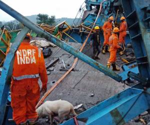 La grúa se desmoronó en plena autopista y dejó un saldo de 20 obreros muertos