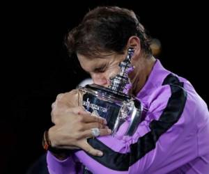 Rafael Nadal dice que ambiciona completar su carrera como el número en la tabla histórica de Slams, por delante de Federer y Novak Djokovic, cerca en el tercer lugar con 16, pero insiste que no se amargará pase lo que pase al final. Foto: AP.