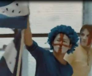 En el vídeo aparece la Bandera de Honduras cargada por un tipo que lleva la bandera inglesa pintada en la cara.