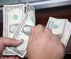 La demanda de dólares se incrementa en el último trimestre del año para cubrir las importaciones de bienes navideños.